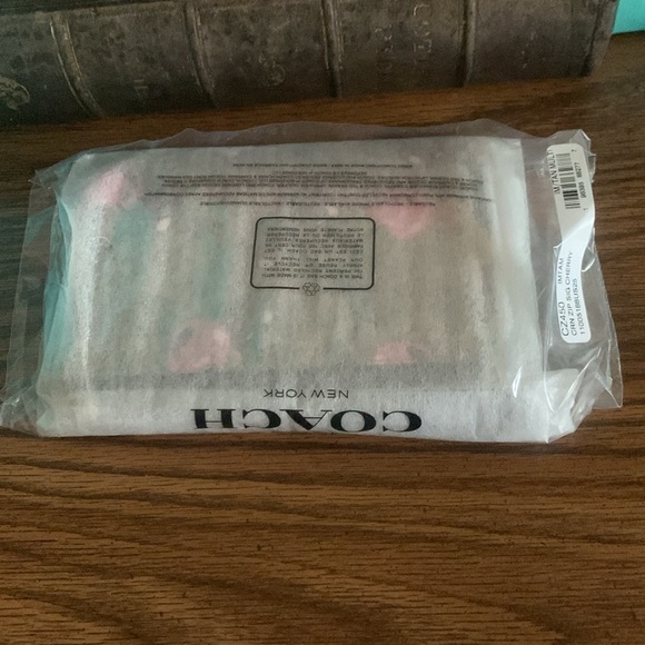 Coach retired new Cherry Print Wristlet in Brown and Pink 1225 - Picture 6 of 6